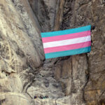 Processo movido pelo guarda florestal de Yosemite, disparado após pendurar uma bandeira transgênero gigante, é rejeitado