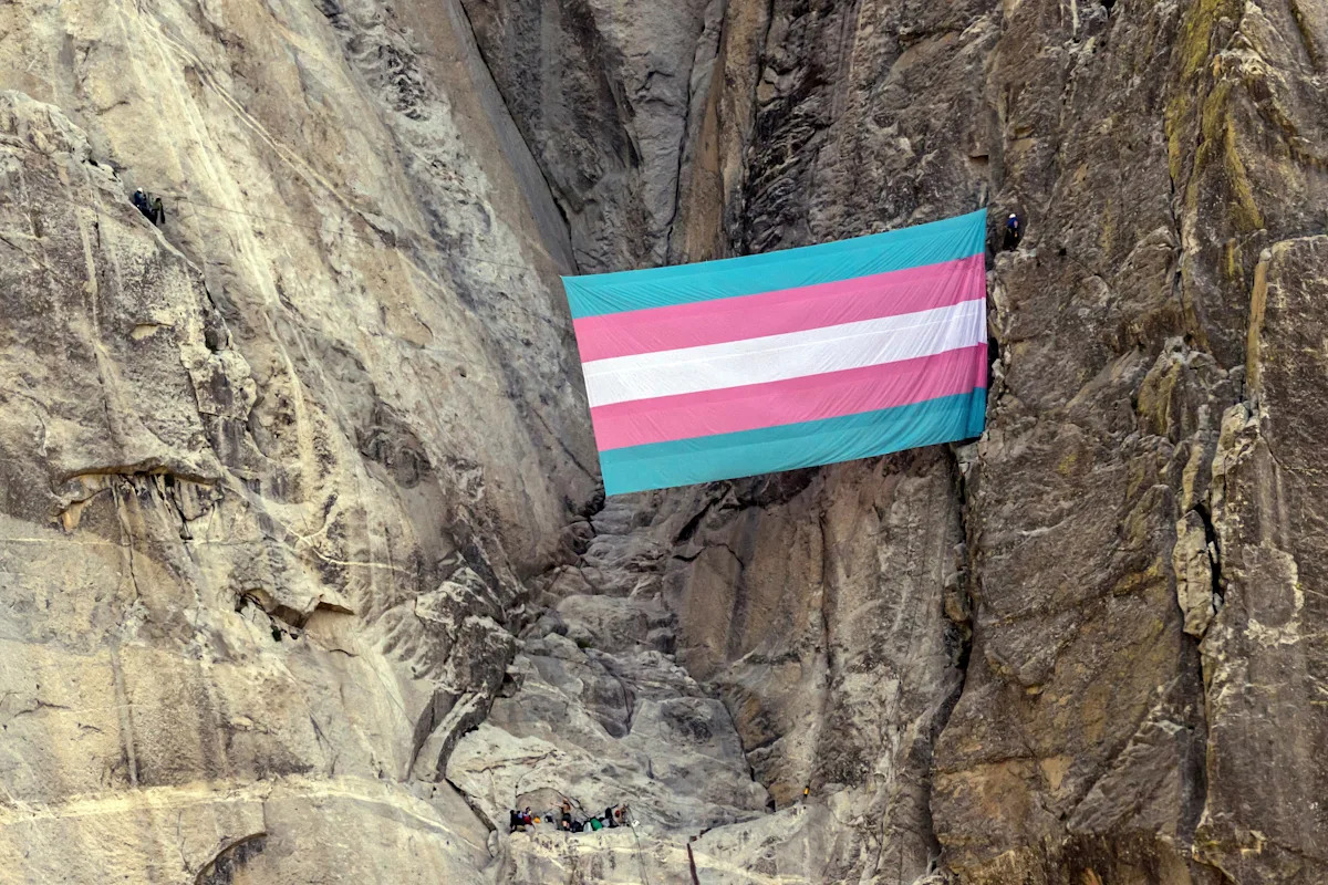 Processo movido pelo guarda florestal de Yosemite, disparado após pendurar uma bandeira transgênero gigante, é rejeitado