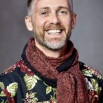 O ladrão foi localizado em um carro pelo professor de filosofia Dr. Charlie Thame (foto), que correu atrás dele e sentou-se no banco do passageiro.