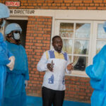 Profissionais de saúde no epicentro do surto de Ébola no Congo trabalham com pouco salário ou descanso