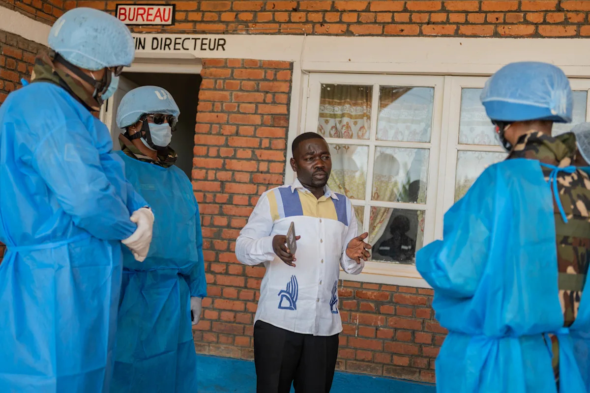 Profissionais de saúde no epicentro do surto de Ébola no Congo trabalham com pouco salário ou descanso