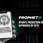 O mercado de previsões esportivas da ProphetX recebe aprovação da CFTC nos Estados Unidos, mostrado em um gráfico promocional apresentando um smartphone exibindo o selo da Commodity Futures Trading Commission e um texto anunciando a aprovação nacional para a bolsa de previsões esportivas regulamentada pelo governo federal.