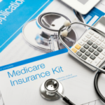 Documentos de inscrição no seguro Medicare com estetoscópio e calculadora, ilustrando investigações de fraude na área de saúde, pedidos de reembolso do Medicare, cobranças médicas e casos de evasão fiscal. Proprietário do laboratório de Burbank preso após fraude do Medicare financiar hábito de jogo