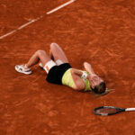 Maja Chwalinska da Polônia reage após vencer a partida semifinal de tênis contra a russa Diana Shnaider no Aberto da França em Paris, quinta-feira, 4 de junho de 2026.