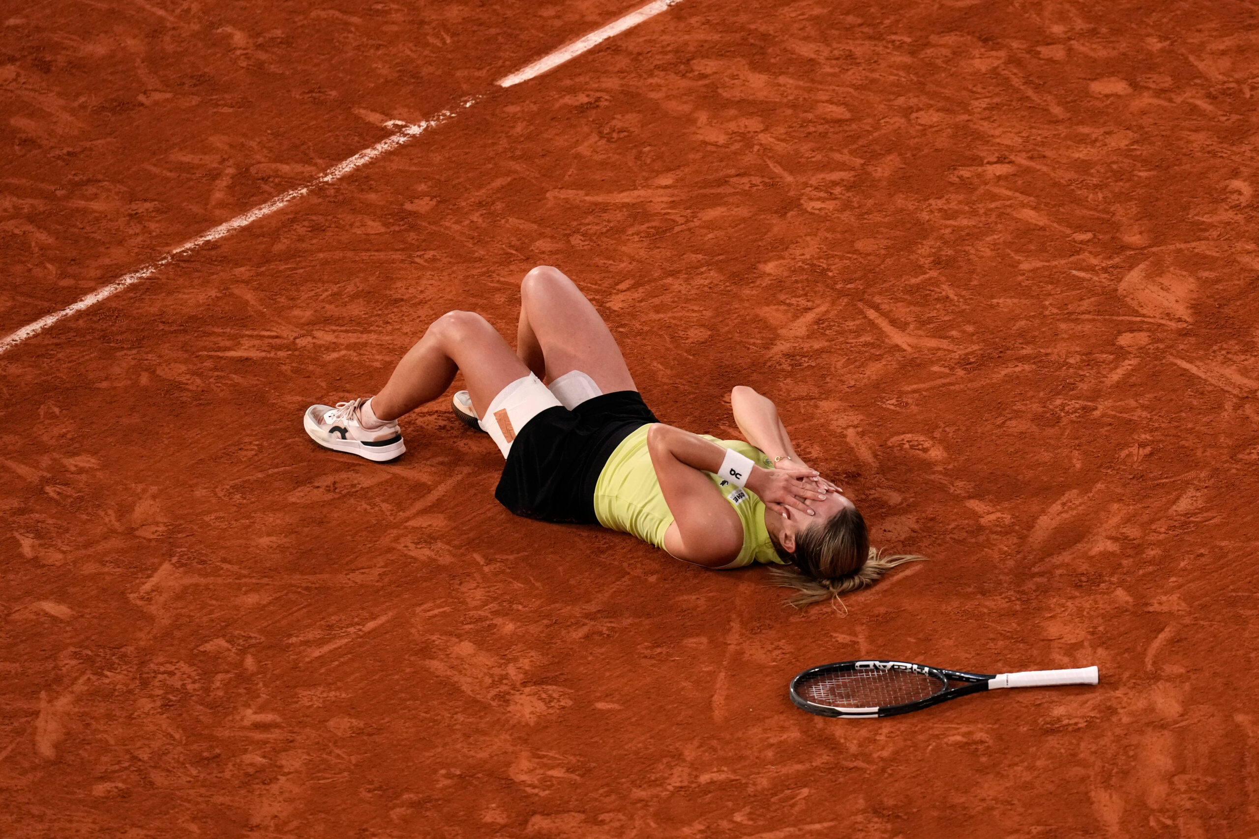 Maja Chwalinska da Polônia reage após vencer a partida semifinal de tênis contra a russa Diana Shnaider no Aberto da França em Paris, quinta-feira, 4 de junho de 2026.