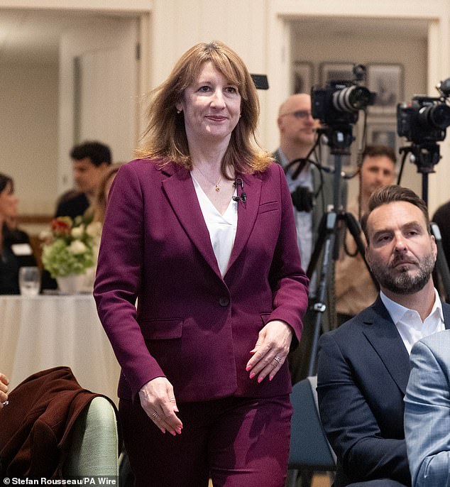 Rachel Reeves sugeriu que os britânicos enfrentarão ainda mais impostos para financiar um aumento nos gastos com defesa
