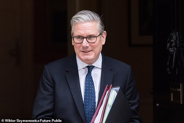 Keir Starmer está tentando desesperadamente sobreviver a outra grande crise hoje, após um extraordinário colapso da defesa