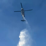 @SpokaneValleyFD/X - FOTO: Os bombeiros de Spokane Valley trabalham para conter um incêndio florestal na área de Spokane, Washington, 16 de junho de 2026.