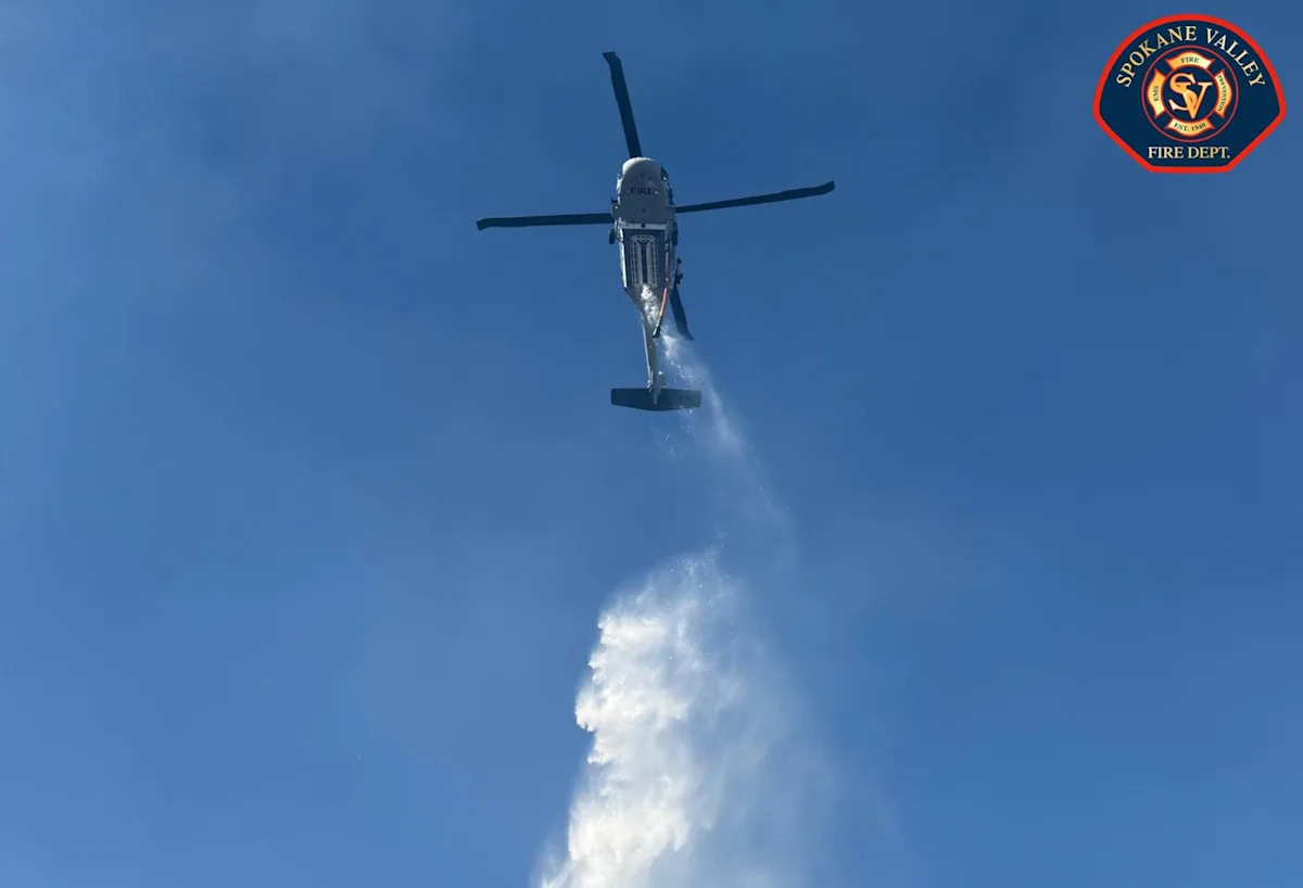 @SpokaneValleyFD/X - FOTO: Os bombeiros de Spokane Valley trabalham para conter um incêndio florestal na área de Spokane, Washington, 16 de junho de 2026.