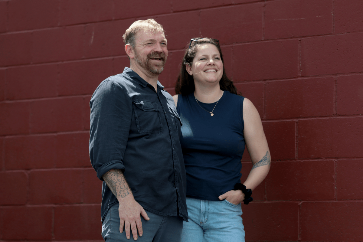 O candidato do Maine ao Senado dos EUA, Graham Platner, e sua esposa Amy Gertner são vistos sorrindo após um evento em 17 de maio de 2026, em Portland, Maine.