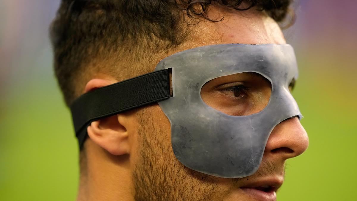 Quem é o jogador que usa máscara na Arábia Saudita x Uruguai na Copa do Mundo FIFA 2026?