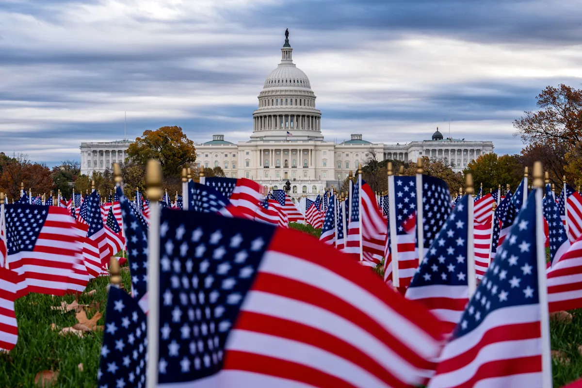 Quem hasteia a bandeira americana nos feriados – e quem nunca, de acordo com uma pesquisa AP-NORC