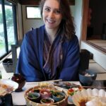 Rebecca Hallett (foto no Japão) é autora de um novo guia chamado Traveling With ADHD, em colaboração com Rough Guides