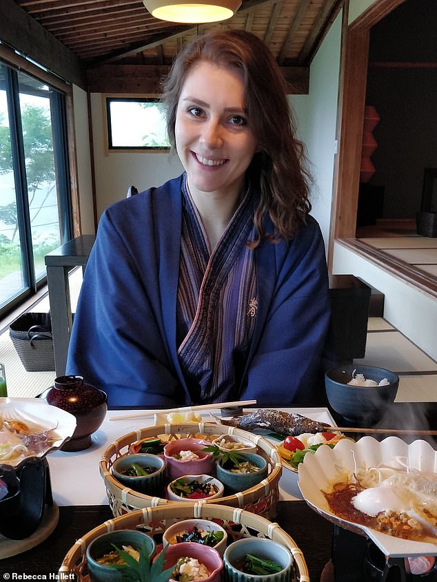 Rebecca Hallett (foto no Japão) é autora de um novo guia chamado Traveling With ADHD, em colaboração com Rough Guides