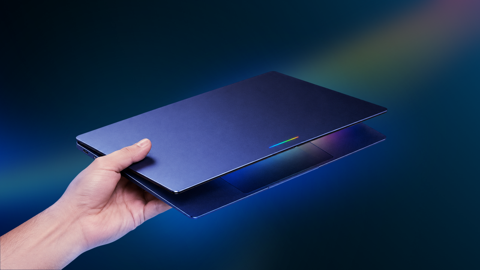Um laptop prateado exibindo 'Aluminum OS' ao lado de um mascote 3D do Android em um fundo verde.