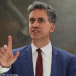 A louca cruzada Net Zero de Ed Miliband está por trás desta loucura – mas os regulamentos de construção que tornam isso possível foram aprovados pelos conservadores, escreve Richard Littlejohn