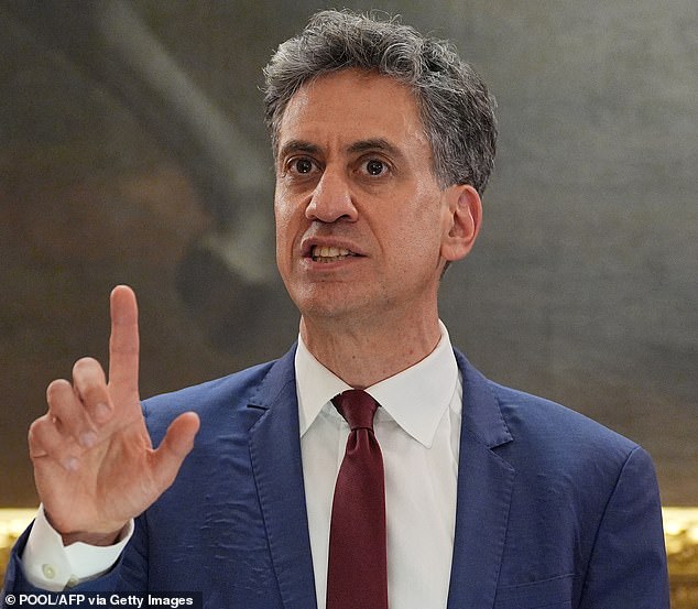 A louca cruzada Net Zero de Ed Miliband está por trás desta loucura – mas os regulamentos de construção que tornam isso possível foram aprovados pelos conservadores, escreve Richard Littlejohn