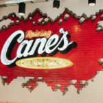 Uma combinação de caixa Raising Cane's Chicken Fingers com molho exclusivo da rede de restaurantes.