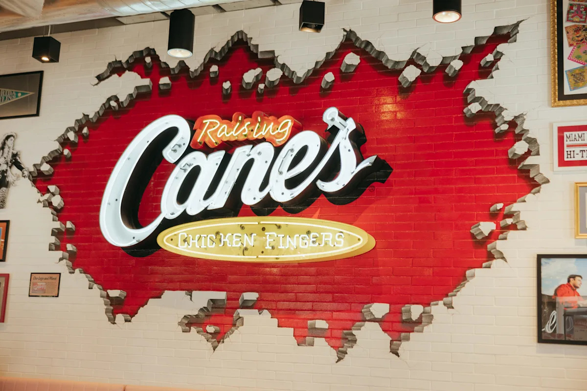 Uma combinação de caixa Raising Cane's Chicken Fingers com molho exclusivo da rede de restaurantes.