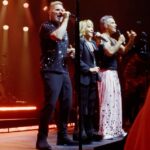 Reacenda meu fogo! Robbie Williams e Gary Barlow sobem ao palco juntos pela primeira vez em uma década enquanto cantam o hit Take That com Lulu em show em homenagem a ela no Royal Albert Hall