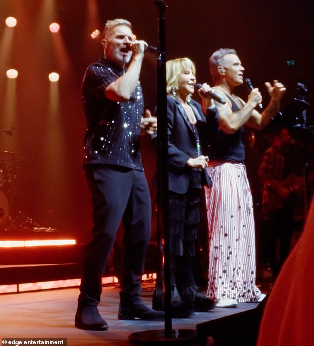 Reacenda meu fogo! Robbie Williams e Gary Barlow sobem ao palco juntos pela primeira vez em uma década enquanto cantam o hit Take That com Lulu em show em homenagem a ela no Royal Albert Hall