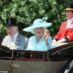 A rainha Camilla, 78, cavalgando ao lado do monarca, parecia elegante em turquesa depois de usar tons neutros na maioria de suas aparições em Ascot este ano