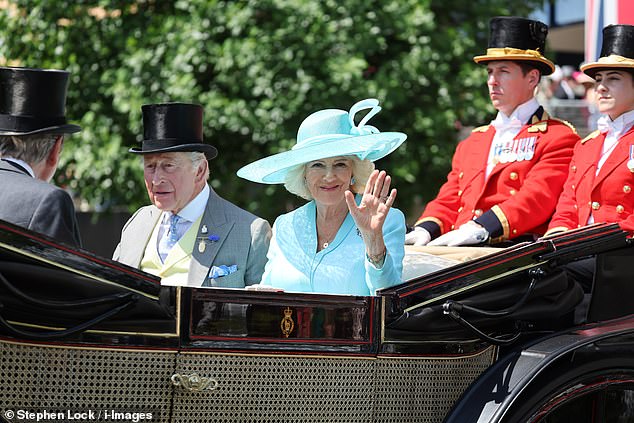 A rainha Camilla, 78, cavalgando ao lado do monarca, parecia elegante em turquesa depois de usar tons neutros na maioria de suas aparições em Ascot este ano