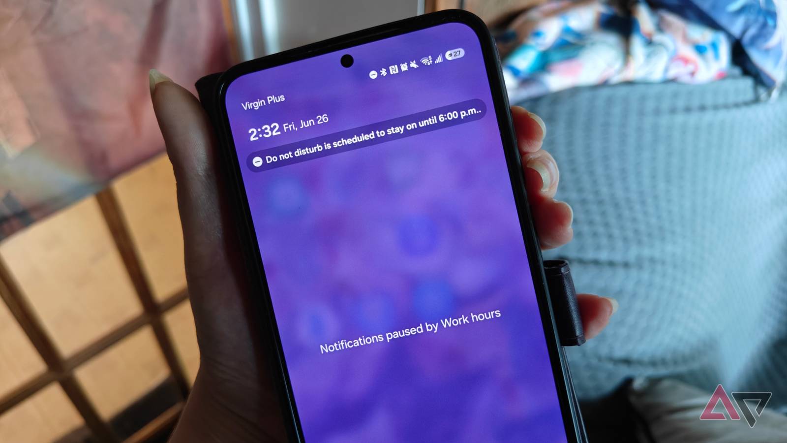 um telefone na mão exibindo uma notificação de um jogo para celular