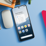 Mão segurando um smartphone exibindo um widget ‘Foco’ com uma lista de metas diárias na tela inicial.