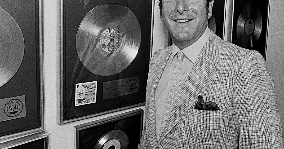 Relembrando Clive Davis, que elevou a produção de sucessos a uma forma de arte