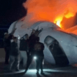 Resgate dramático após avião cair em rodovia no Texas