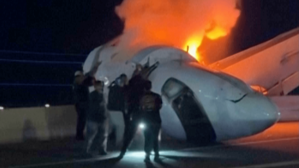 Resgate dramático após avião cair em rodovia no Texas
