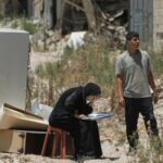 Residentes palestinos chocados com a devastação no campo de refugiados na Cisjordânia