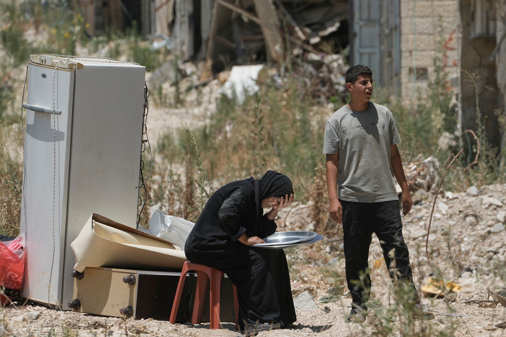 Residentes palestinos chocados com a devastação no campo de refugiados na Cisjordânia