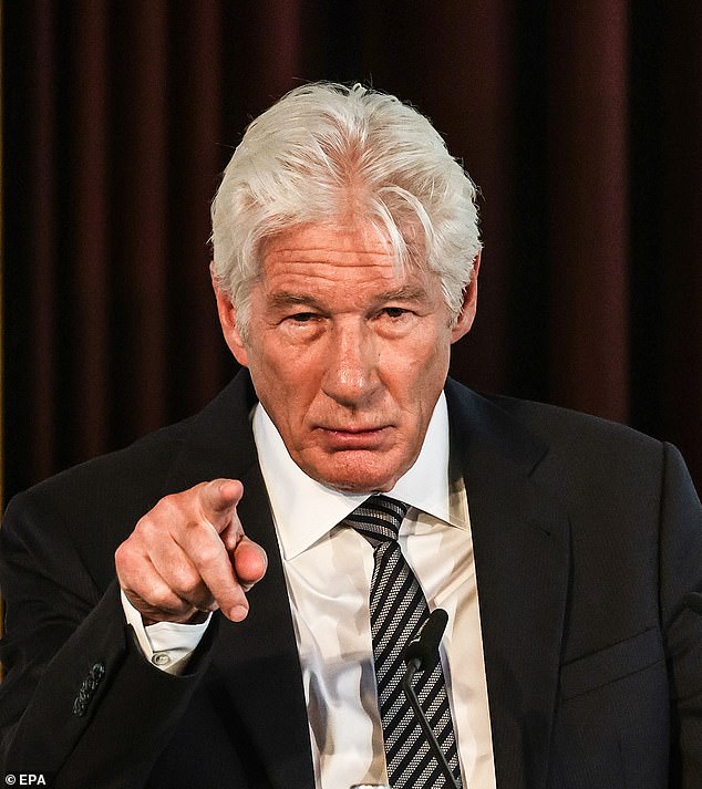 Richard Gere diz que está “profundamente envergonhado” dos Estados Unidos pela retórica do governo em relação aos imigrantes