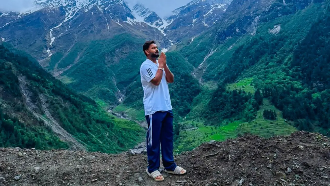 Rishabh Pant, da equipe indiana, oferece orações em um templo em Uttarakhand
