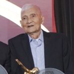 Romy Guevara (mais à direita) durante a noite de premiação dos jornalistas esportivos filipinos de 2025, onde recebeu o prêmio pelo conjunto de sua obra.