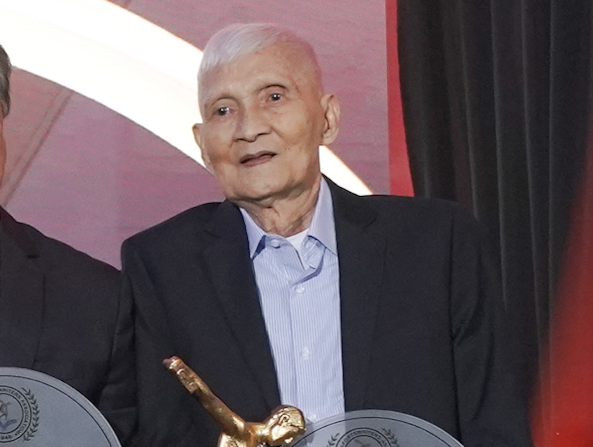 Romy Guevara (mais à direita) durante a noite de premiação dos jornalistas esportivos filipinos de 2025, onde recebeu o prêmio pelo conjunto de sua obra.