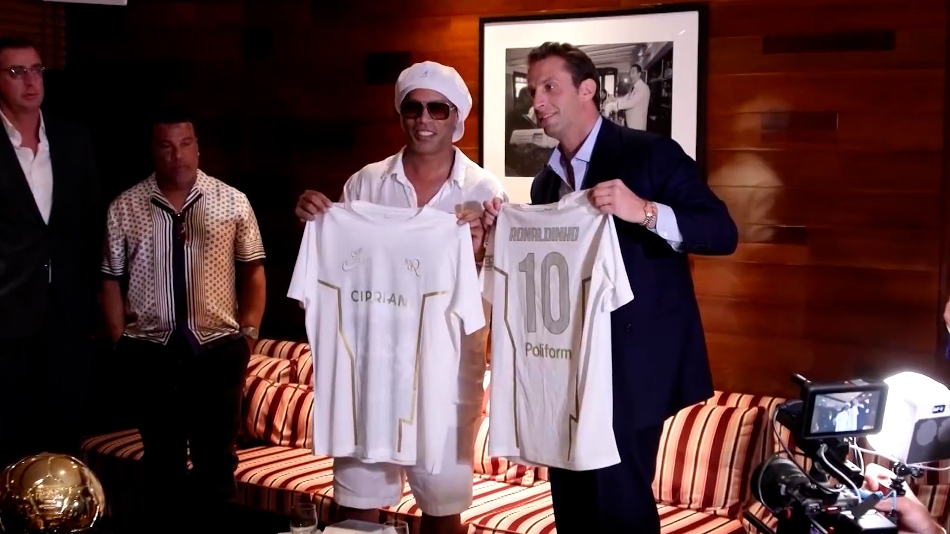 Ronaldinho faz retorno surpresa ao futebol aos 46 anos