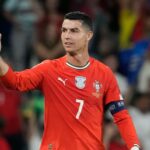 Ronaldo cerra os punhos enquanto comemora