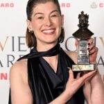 Rosamund Pike chama o público por enviar mensagens de texto durante a apresentação de 'Inter Alia' no West End: 'Você sabe quem você é'