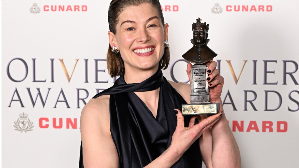 Rosamund Pike chama o público por enviar mensagens de texto durante a apresentação de 'Inter Alia' no West End: 'Você sabe quem você é'