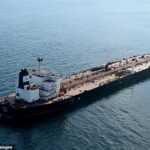 Foto de arquivo de um petroleiro russo na costa da França no ano passado