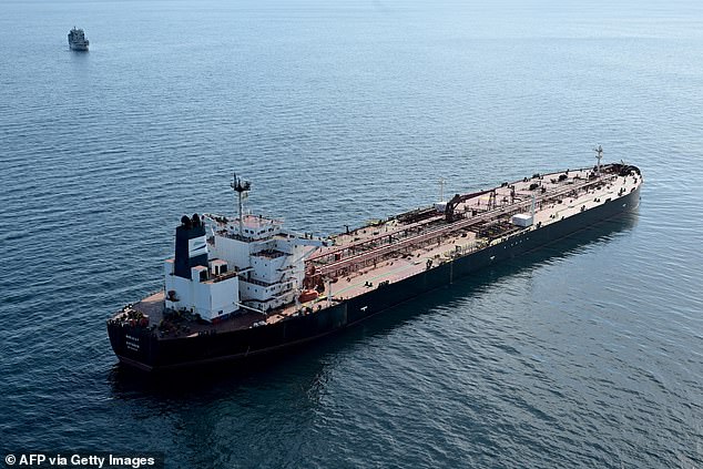 Foto de arquivo de um petroleiro russo na costa da França no ano passado