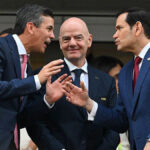 O presidente paraguaio, Santiago Pena, o presidente da FIFA, Gianni Infantino, e o secretário de Estado dos EUA, Marco Rubio, na arquibancada da partida da Copa do Mundo de 2026