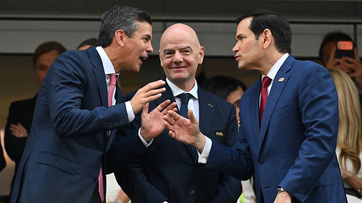 O presidente paraguaio, Santiago Pena, o presidente da FIFA, Gianni Infantino, e o secretário de Estado dos EUA, Marco Rubio, na arquibancada da partida da Copa do Mundo de 2026