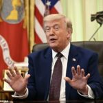 Apesar das alegações falsas sobre sua saúde online, Donald Trump apareceu no Salão Oval por volta das 16h para anunciar uma ordem executiva para garantir a segurança da fronteira.
