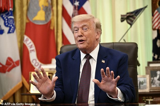 Apesar das alegações falsas sobre sua saúde online, Donald Trump apareceu no Salão Oval por volta das 16h para anunciar uma ordem executiva para garantir a segurança da fronteira.
