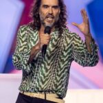 Russell Brand (foto, em dezembro do ano passado) afirma que não poderia ter agredido sexualmente uma trabalhadora de cinema como ela afirma - porque ele estava apaixonado demais por sua ex-esposa Katy Perry para olhar para outra mulher