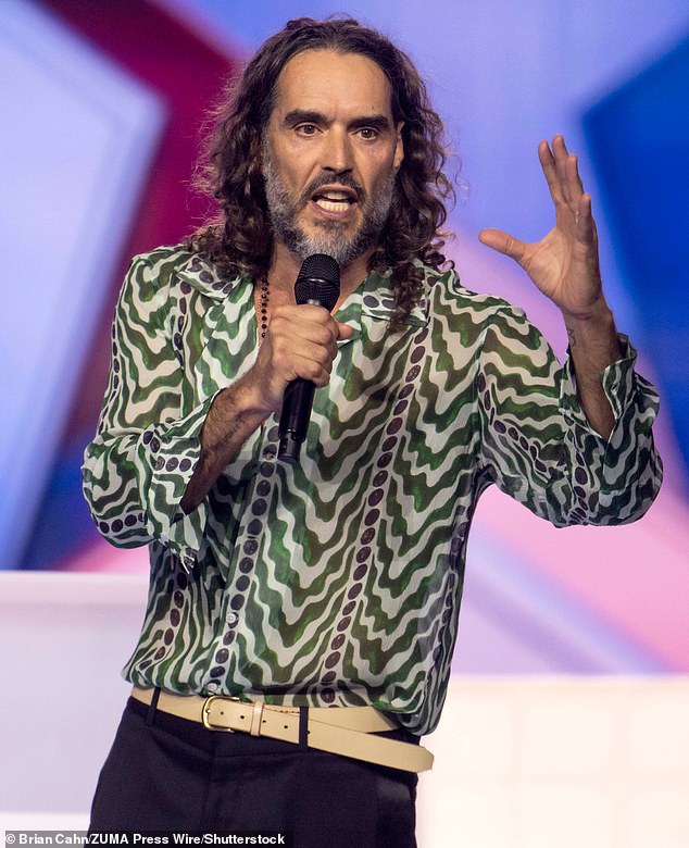 Russell Brand (foto, em dezembro do ano passado) afirma que não poderia ter agredido sexualmente uma trabalhadora de cinema como ela afirma - porque ele estava apaixonado demais por sua ex-esposa Katy Perry para olhar para outra mulher